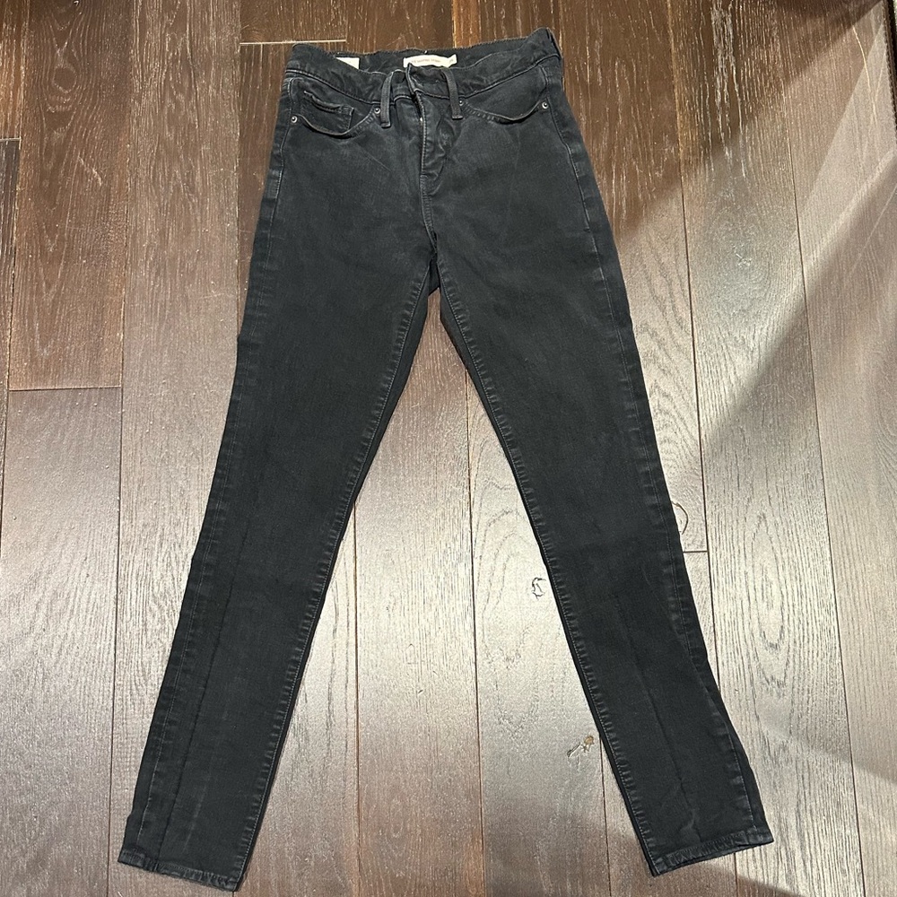 Levi faded black skinny jean worn